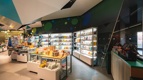 Tate Modern's River Shop: How They Turned Industrial Shelving Into a Powerful Retail Asset